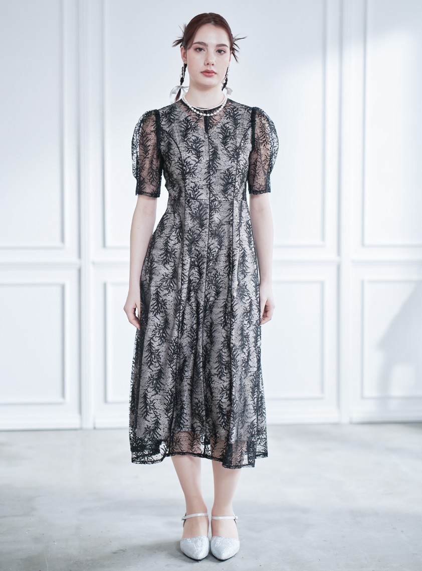 スパンコール入りリーフ柄刺繍レースワンピース の画像1